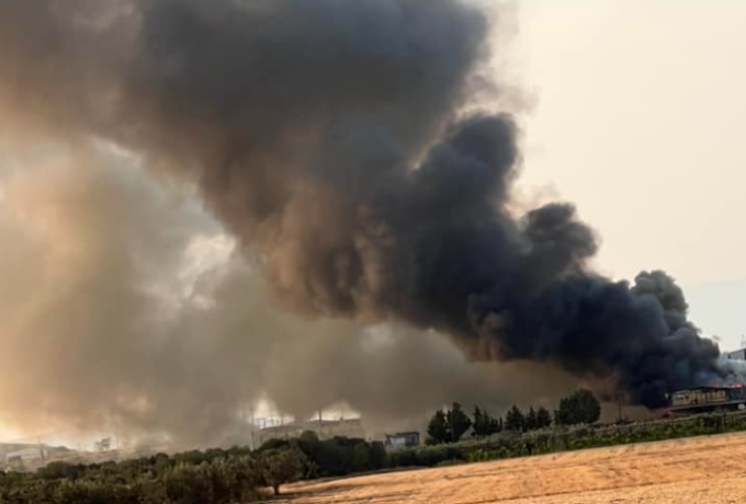 Μεγάλη φωτιά σε εργοστάσιο που παράγει καρβουνάκια στο Πεδίο Βολής.